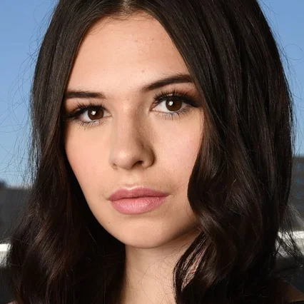 Nicole Maines