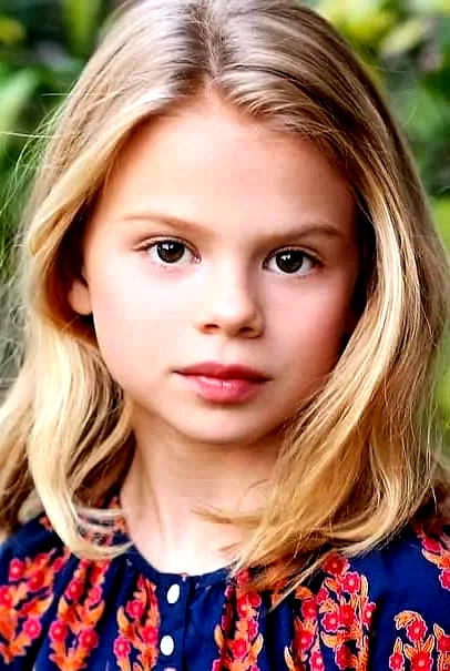  Scarlett Fernandez