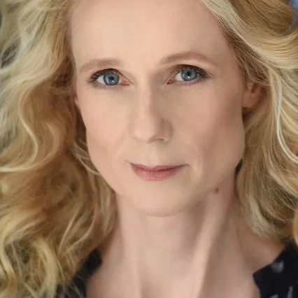  Lucy Taylor