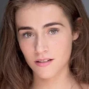 Photo star :  Carly-Sophia Davies