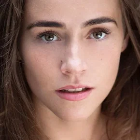 Photo star :  Carly-Sophia Davies