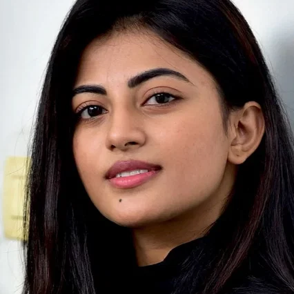  Anandhi