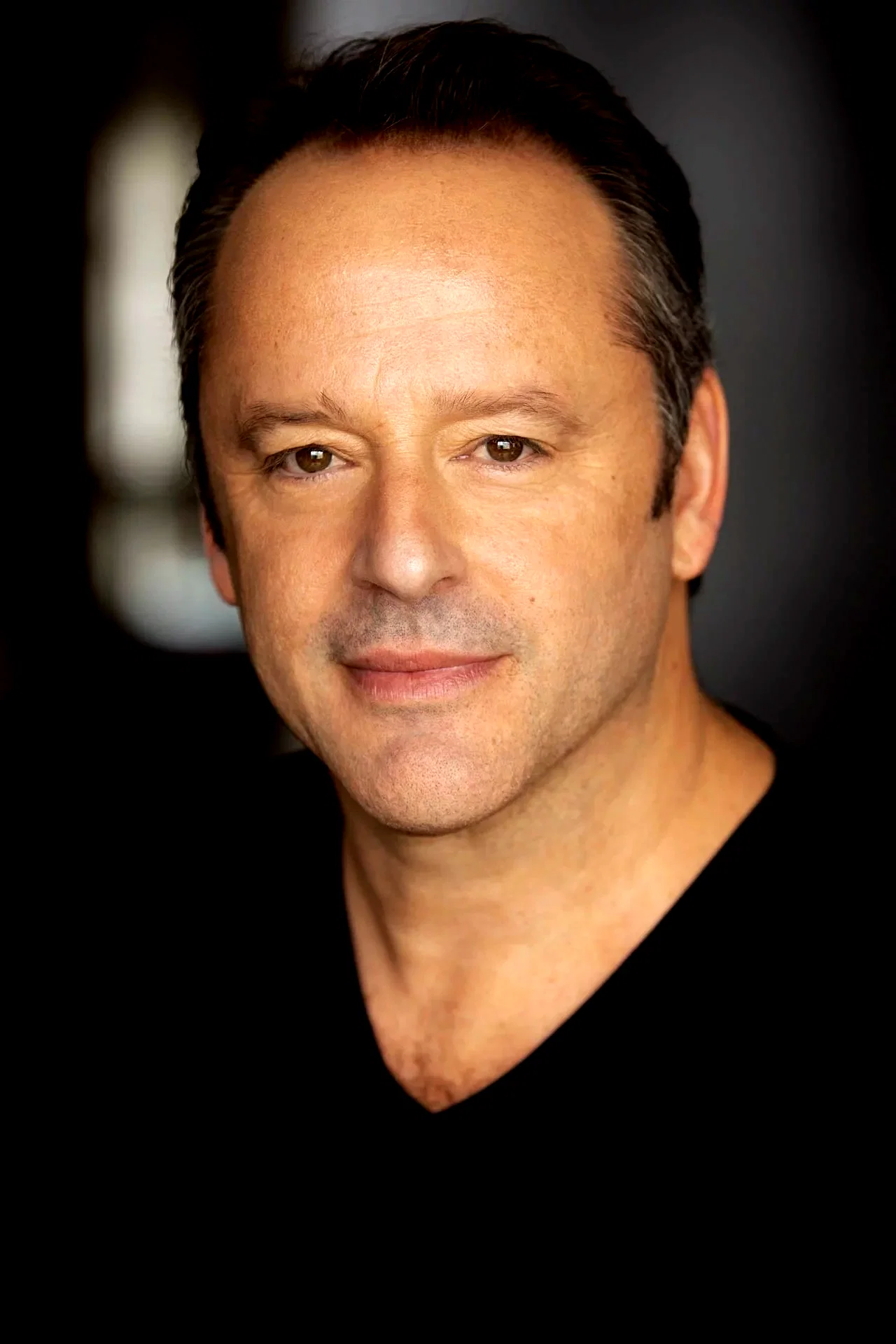  Gil Bellows