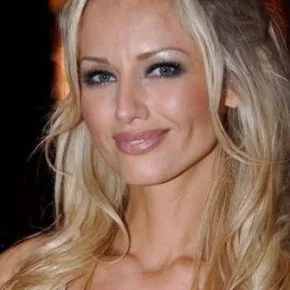 Photo star : Adriana Karembeu