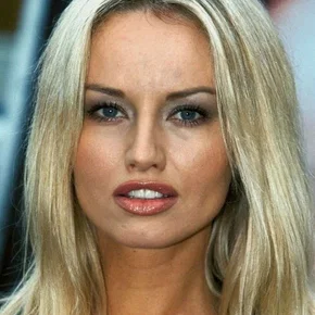 Photo star : Adriana Karembeu