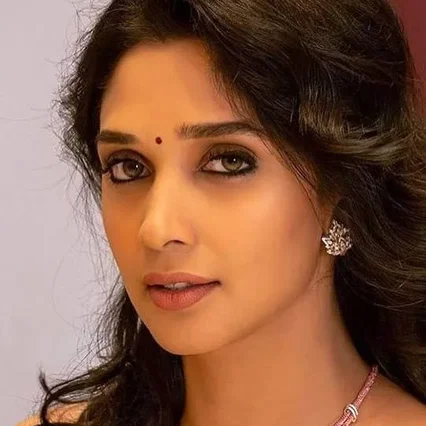  Nyla Usha