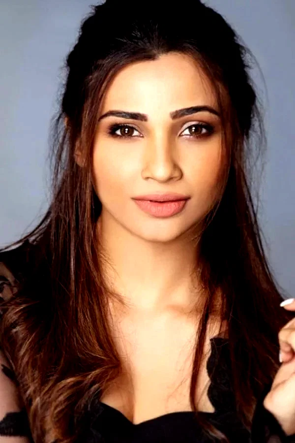  Daisy Shah