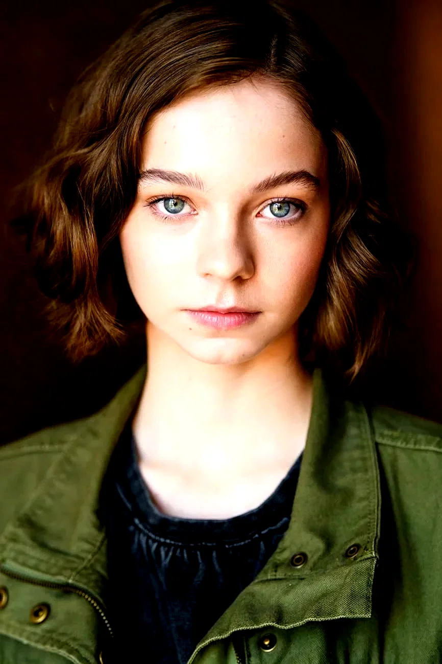  Emma Myers