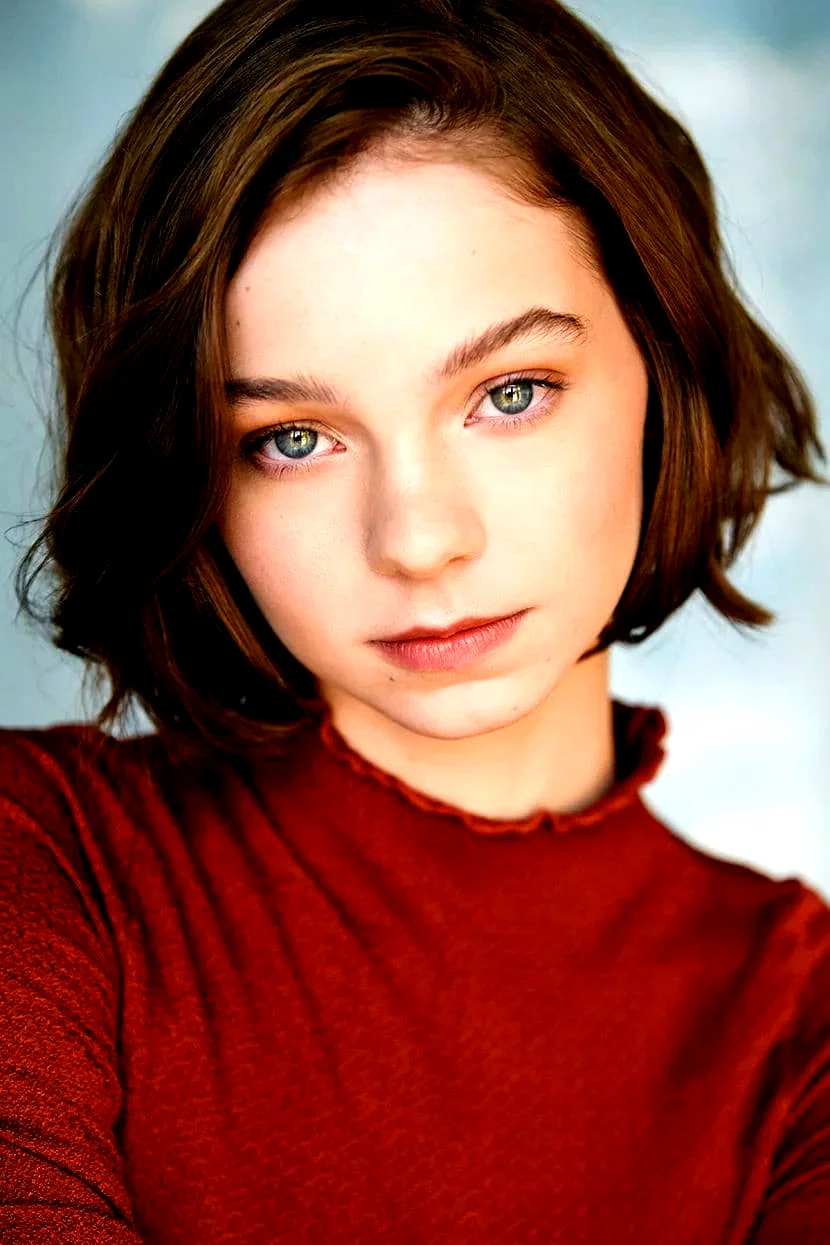  Emma Myers