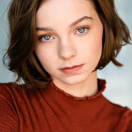  Emma Myers