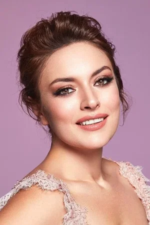  Ezgi Mola