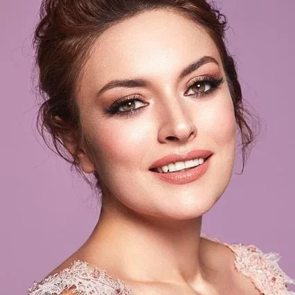  Ezgi Mola