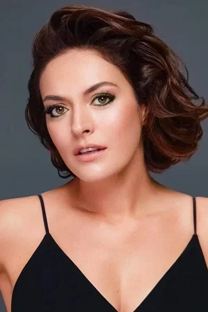  Ezgi Mola
