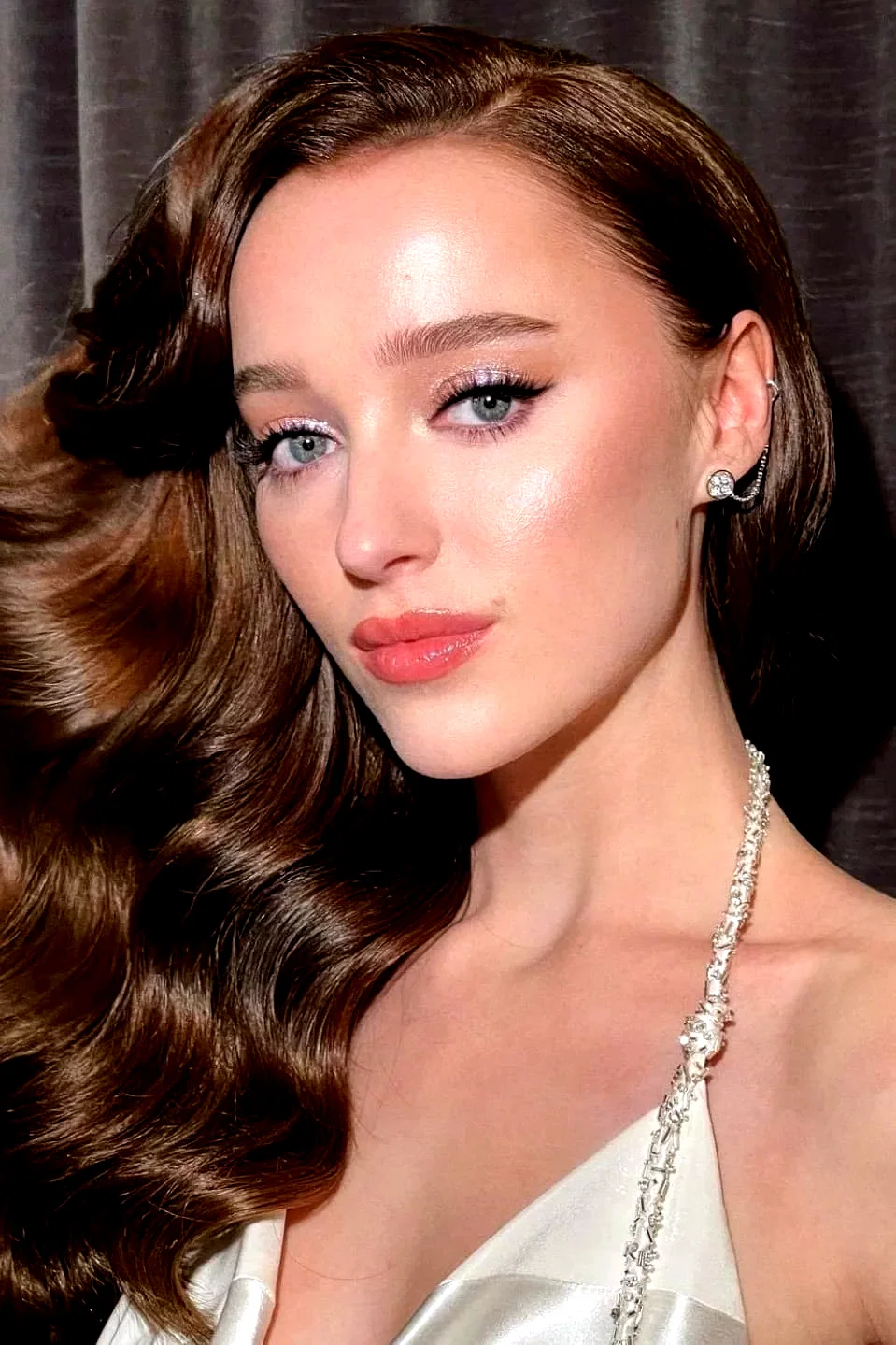  Phoebe Dynevor