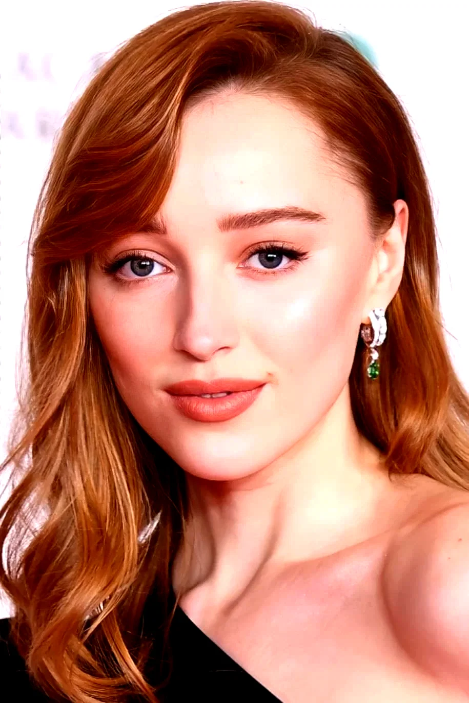  Phoebe Dynevor