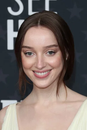 Phoebe Dynevor photo