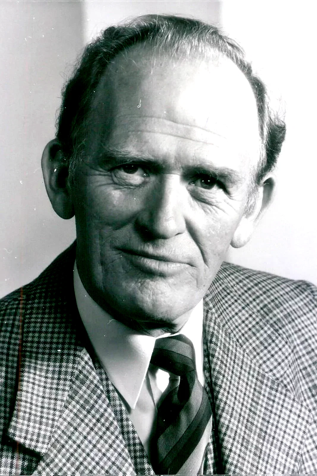  Gordon Jackson