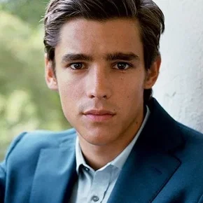 Photo star : Brenton Thwaites