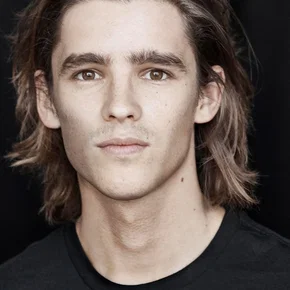Photo star : Brenton Thwaites