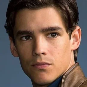 Photo star : Brenton Thwaites