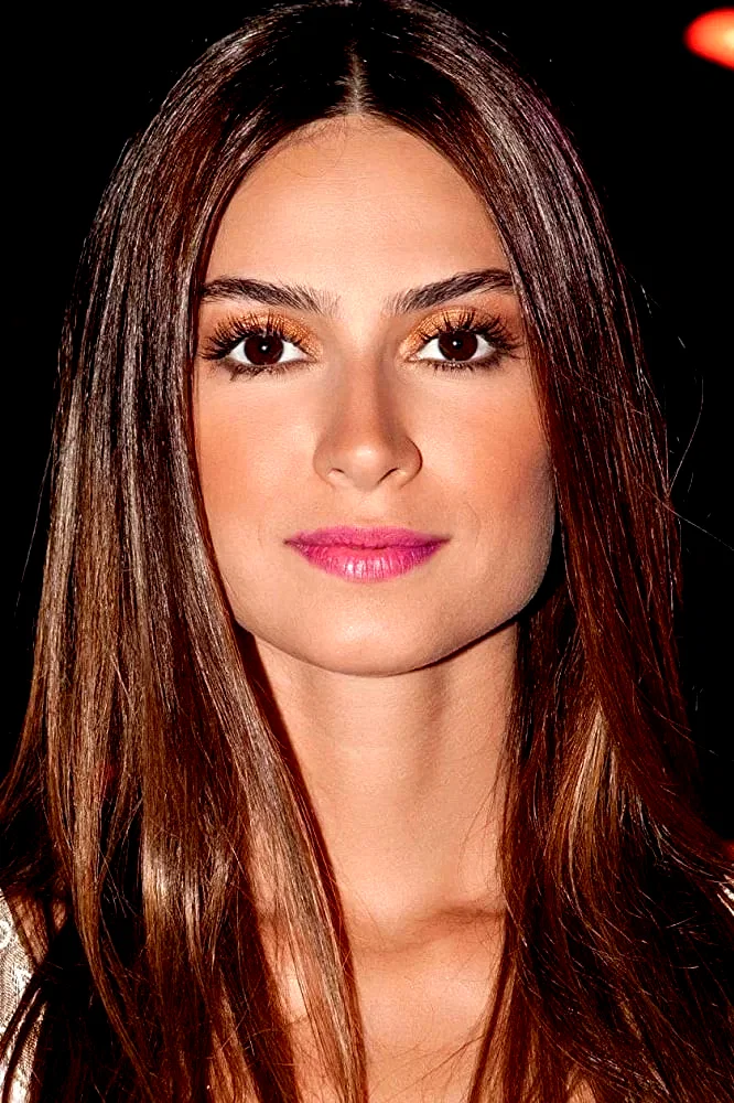  Thaila Ayala