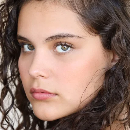  Isabelle Anaya
