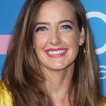  Stephanie Allynne