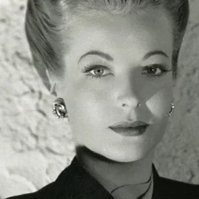 Photo star :  Hillary Brooke