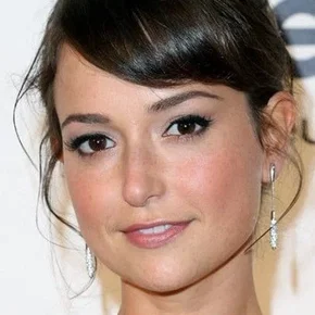 Photo star :  Milana Vayntrub