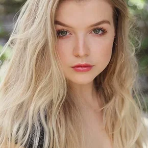 Photo star :  Anna Grace Barlow