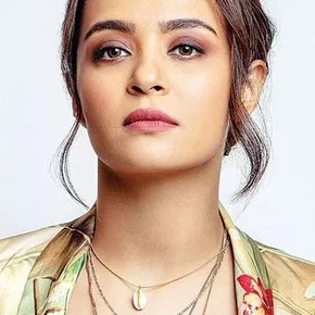 Photo star :  Surveen Chawla