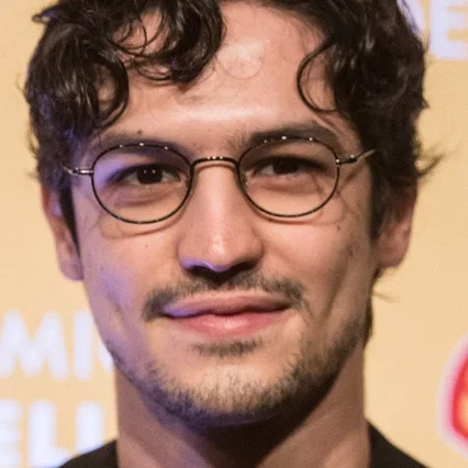  Gabriel Leone