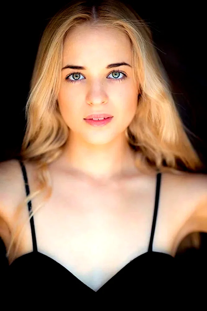  Raechelle Banno