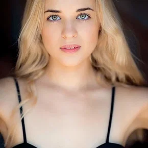 Photo star :  Raechelle Banno