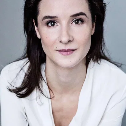  Beatriz Romilly