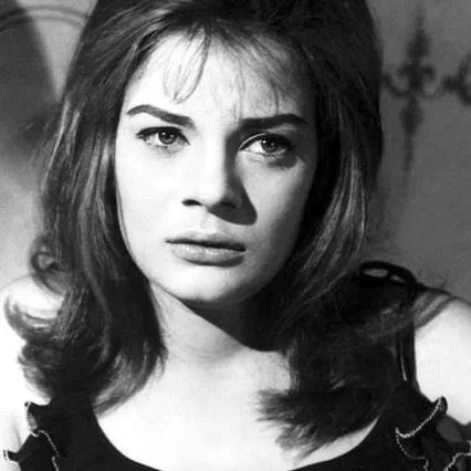  Nadia Lotfi
