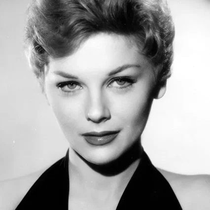  Joanna Moore