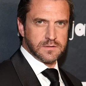Photo star : Raul Esparza