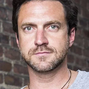 Photo star : Raul Esparza
