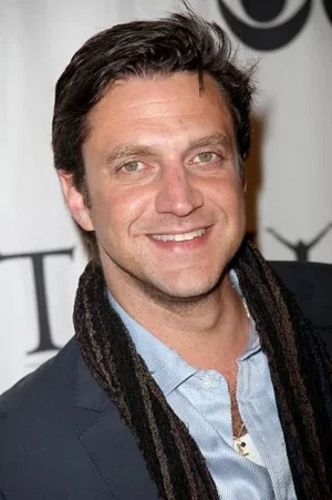 Raul Esparza photo