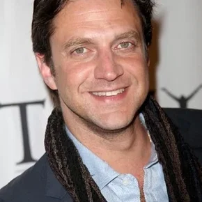 Photo star : Raul Esparza
