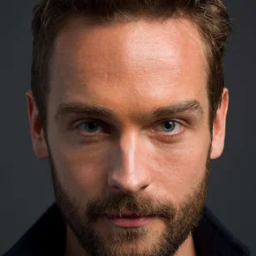 Photo star : Tom Mison