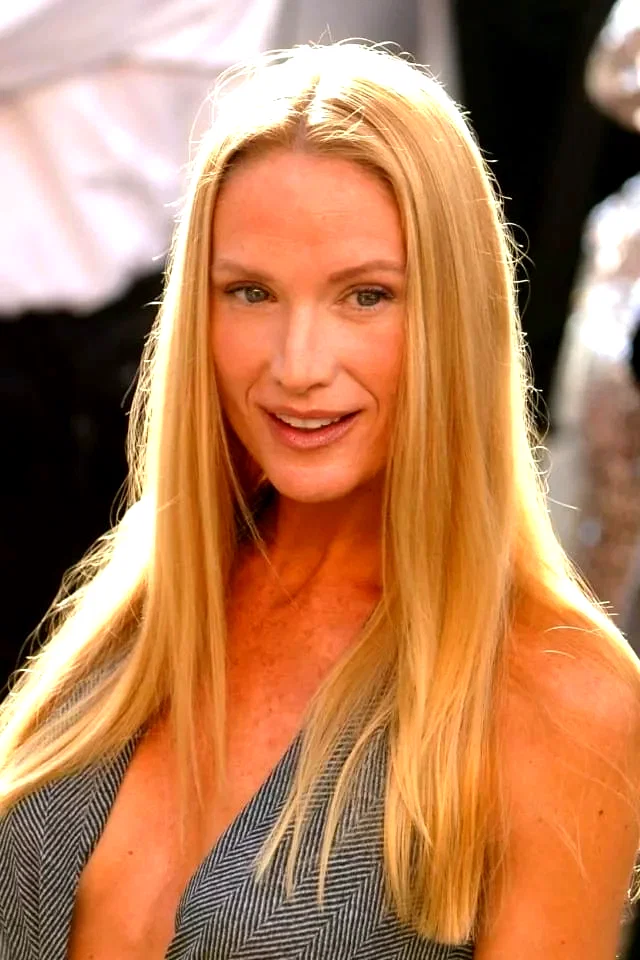 Kelly Lynch