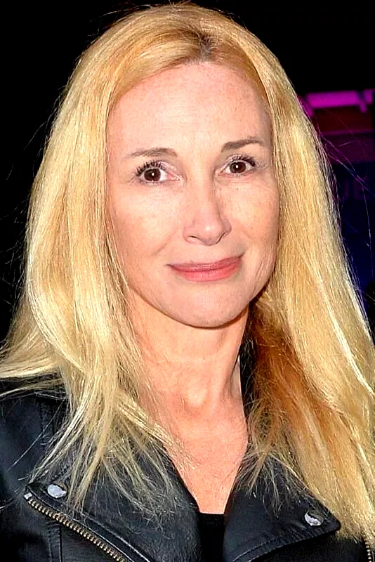 Isabelle Doval