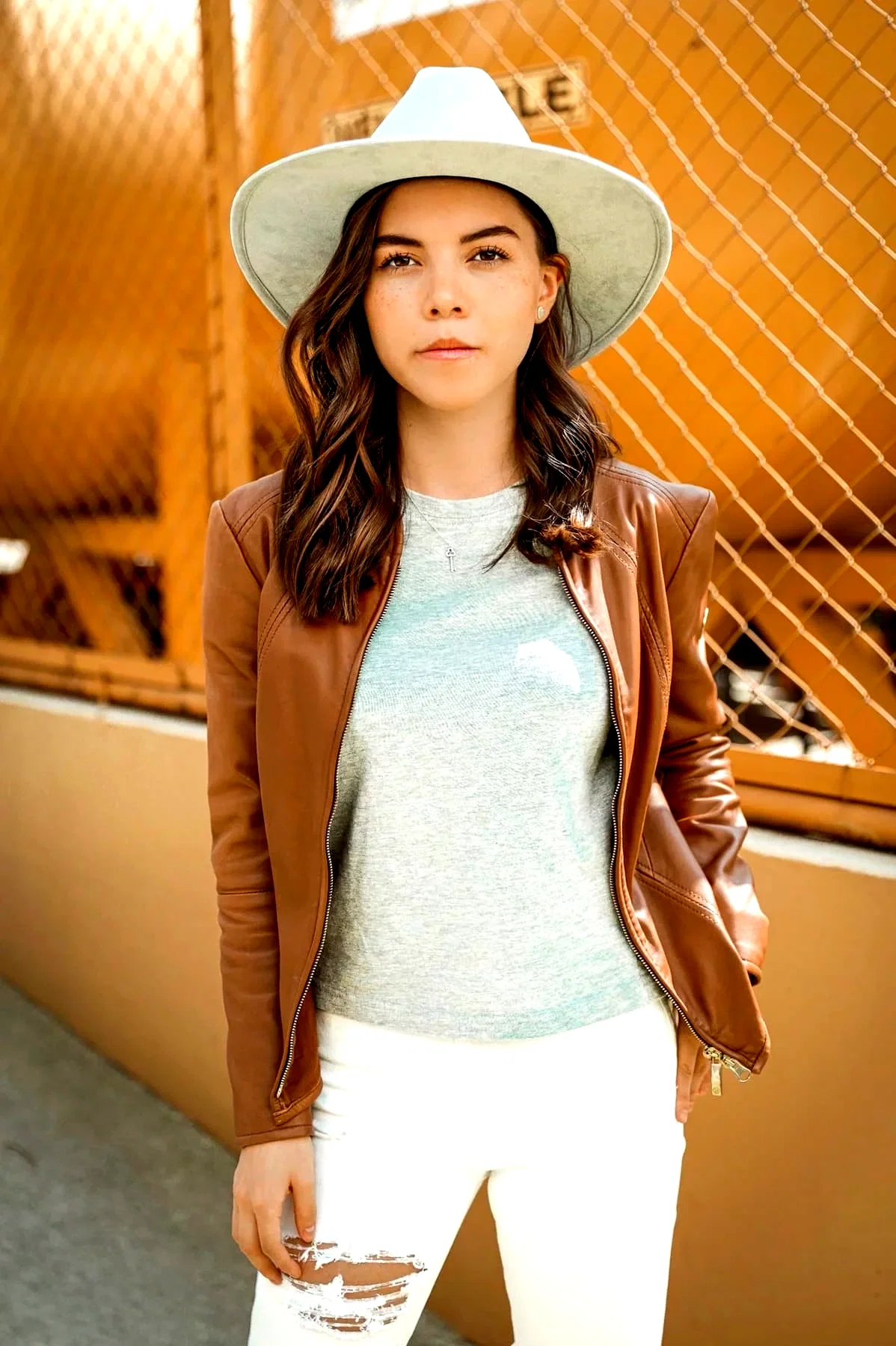  Ceci Flores