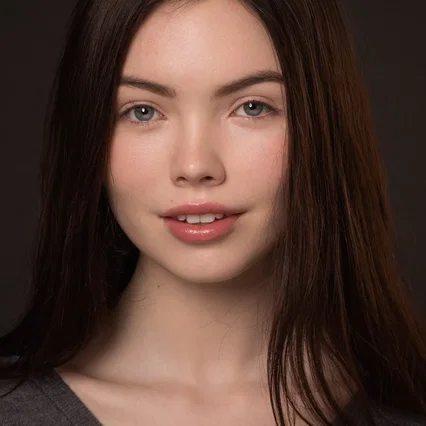  Lauryn Canny