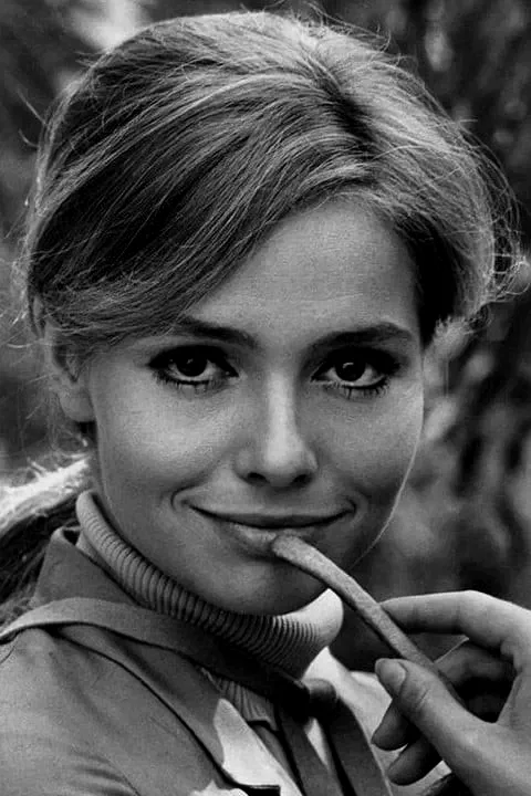  Eva Renzi
