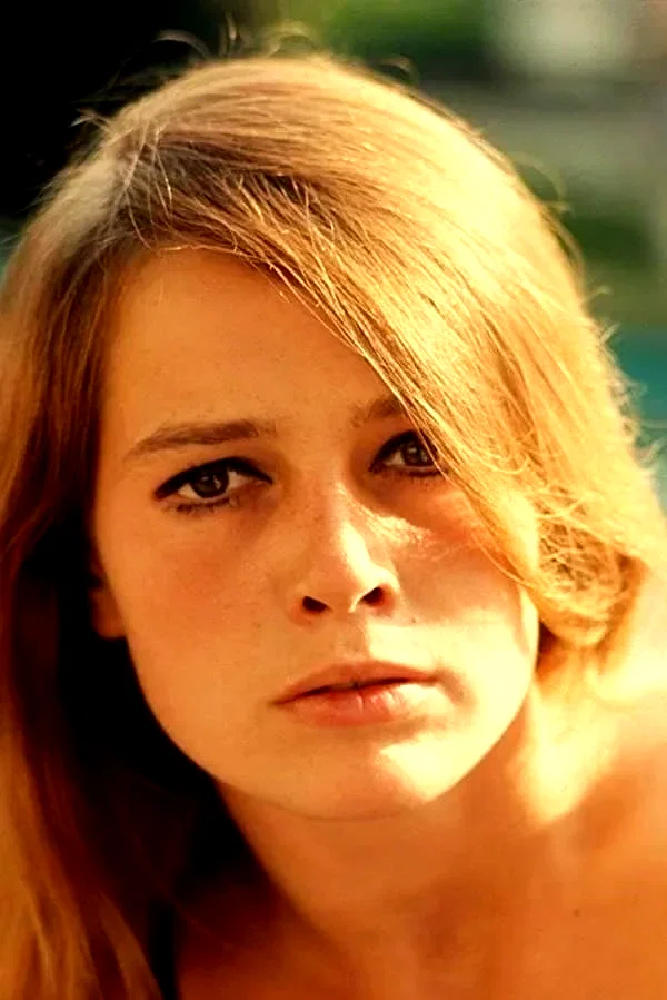  Eva Renzi