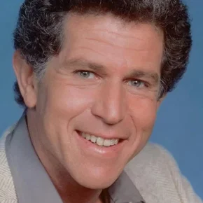 Photo star : Tony Roberts