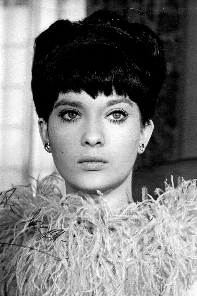  Nicola Pagett